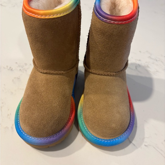 UGG Tan Suede Boots with Rainbow Sole and sheepskin lining size 6 toddler NWOT - Picture 1 of 5